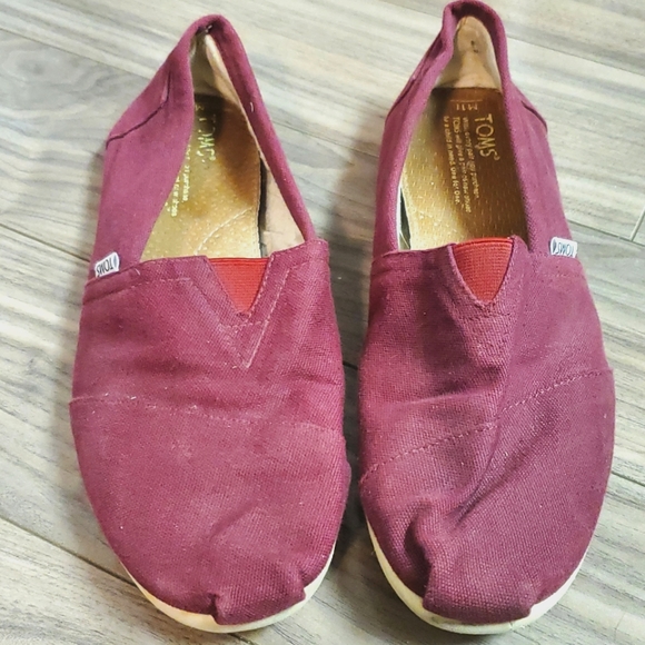 Toms - Picture 1 of 5
